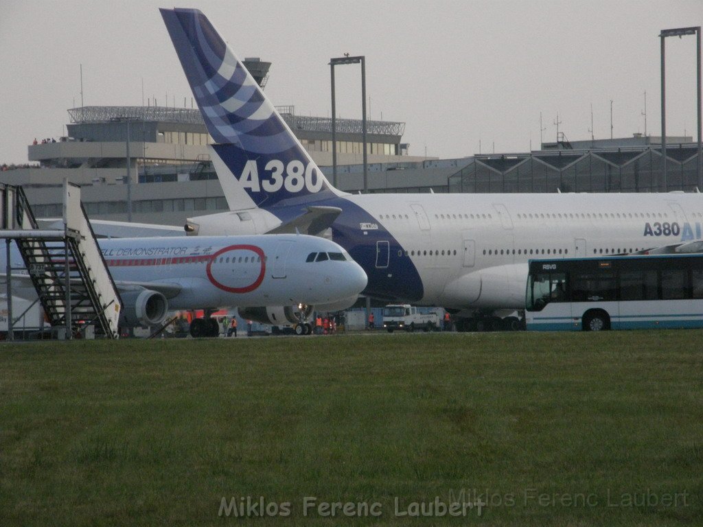 Warten auf den Airbus 380 Koeln Bonn P349.JPG